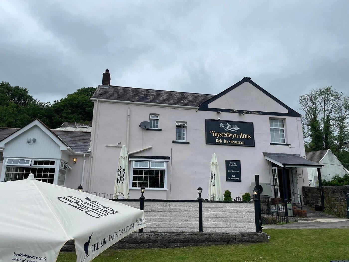 فندق Ynyscedwyn Arms Ystradgynlais المظهر الخارجي الصورة